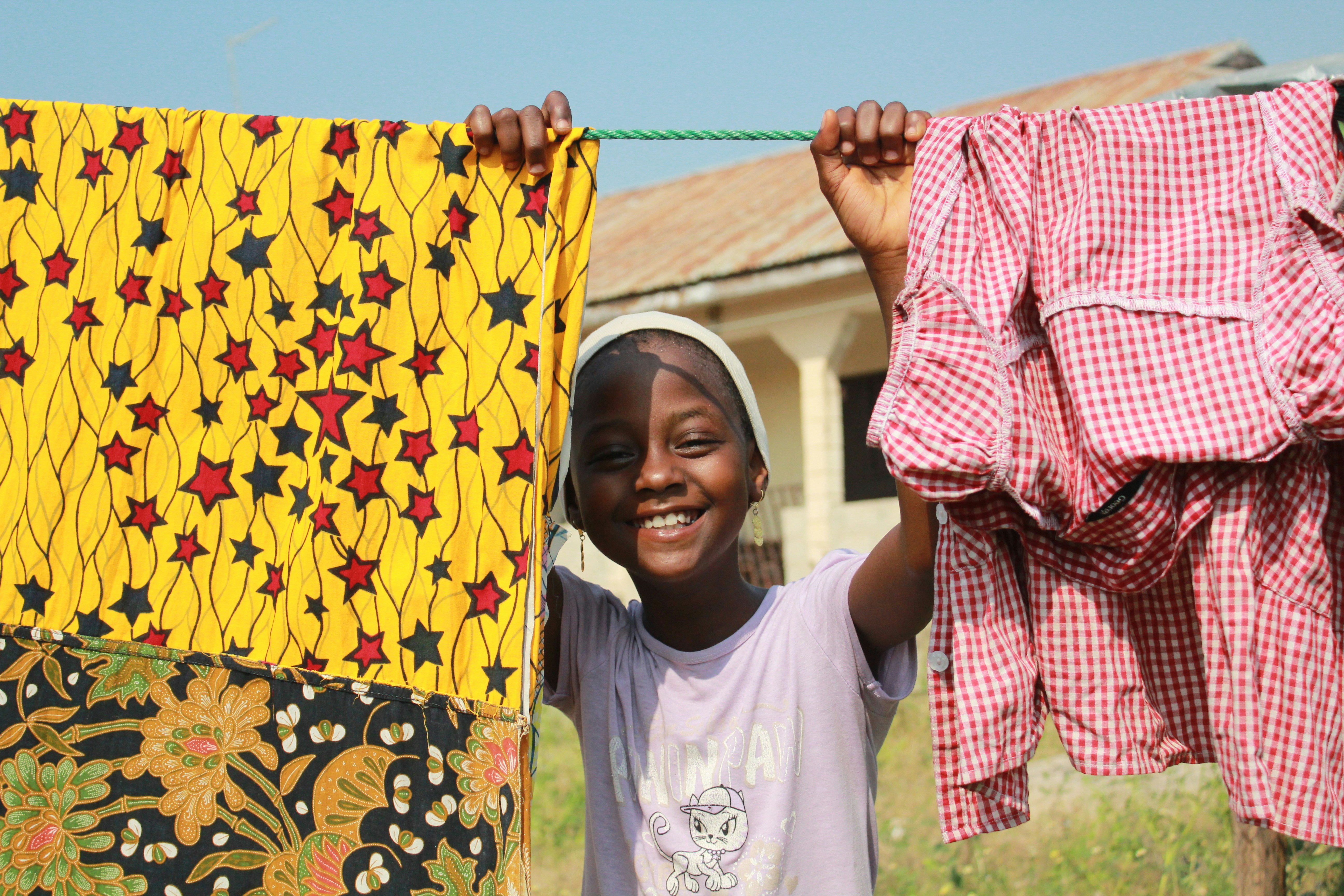 Glückliches Kind in nachhaltiger Kleidung